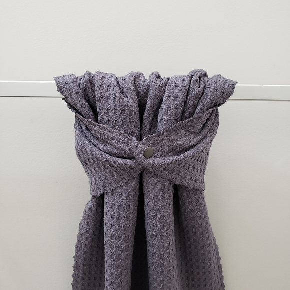 0987-B1 *H2O at Home Hang'N'Snap Hand Towel w/gunmetal black metal snap - Picture 7 of 7